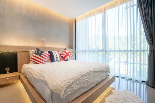 Πραγματική πολυτέλεια εσωτερικό σχεδιασμό στο υπνοδωμάτιο με φως και φωτεινό χώρο, Αγγλία και Αμερική σημαία μαξιλάρια — Φωτογραφία Αρχείου
