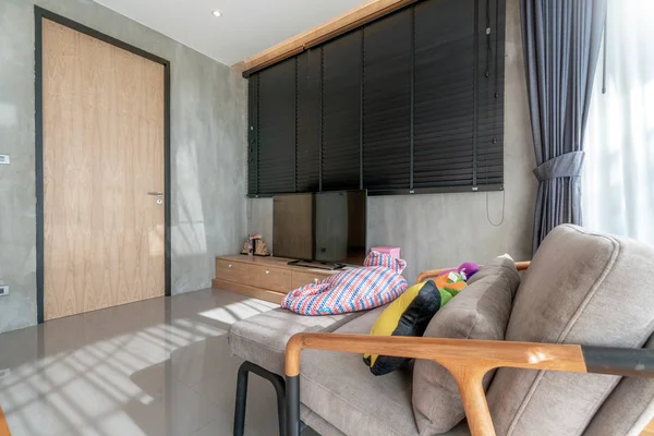Дизайн интерьера в спальне с телевизором и диваном с куклой и светом, яркое пространство — стоковое фото