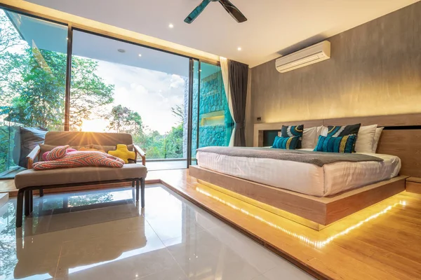 Реальный дизайн интерьера класса люкс в спальне со светлым и ярким пространством в доме или доме — стоковое фото