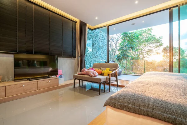 Design de interiores de luxo real no quarto com luz e espaço brilhante e televisão na casa ou em casa — Fotografia de Stock