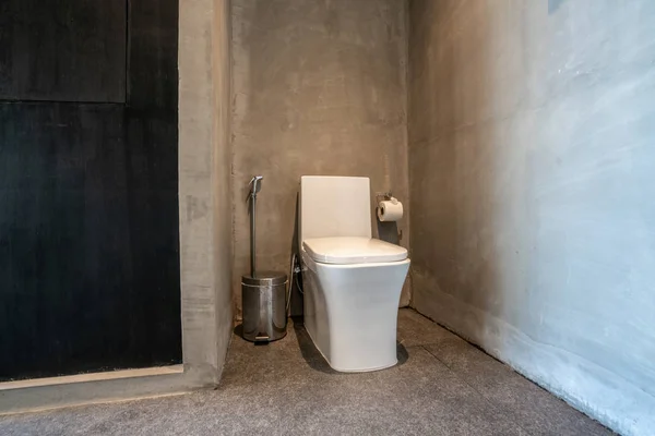 Роскошная ванная комната с туалетом в доме — стоковое фото