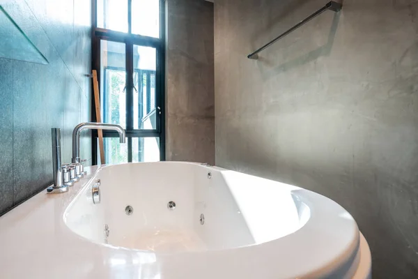 Salle de bain de luxe dispose d'une baignoire avec lumière et espace lumineux — Photo