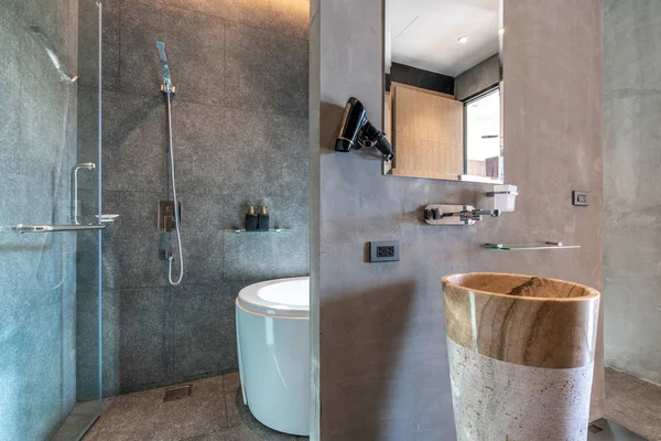 Interieur design badkamer met ligbad en wastafel met lichte ruimte — Stockfoto