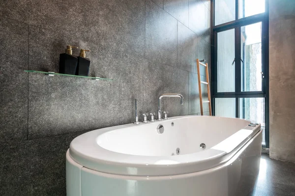 Роскошная ванная комната с ванной со светлым и светлым пространством — стоковое фото