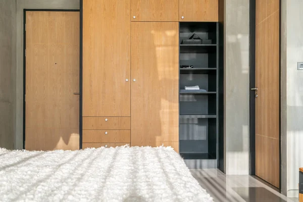 Роскошный дизайн шкафа в спальне рядом с кроватью — стоковое фото