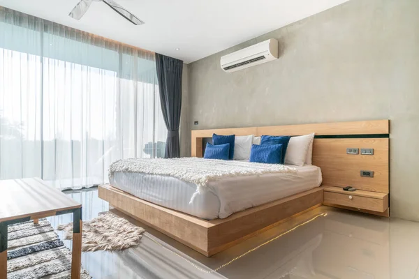 Diseño interior de lujo real en el dormitorio con luz y espacio luminoso en la casa o en el hogar — Foto de Stock