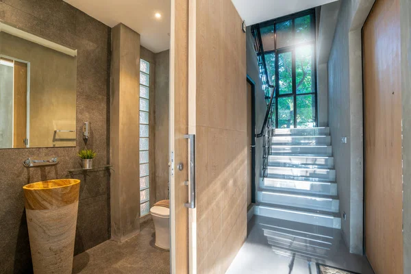 Дизайн интерьера прихожей с лестницей и ванной комнатой в доме или доме — стоковое фото
