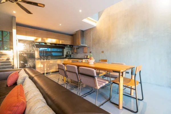 Дизайн интерьера класса люкс в кухонной зоне с островным прилавком и встроенной мебелью в гостиной дома или дома — стоковое фото