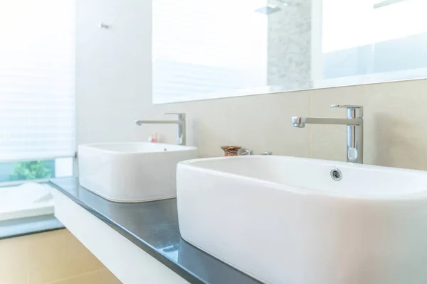 Красивый интерьер реальная ванная комната особенности бассейна — стоковое фото