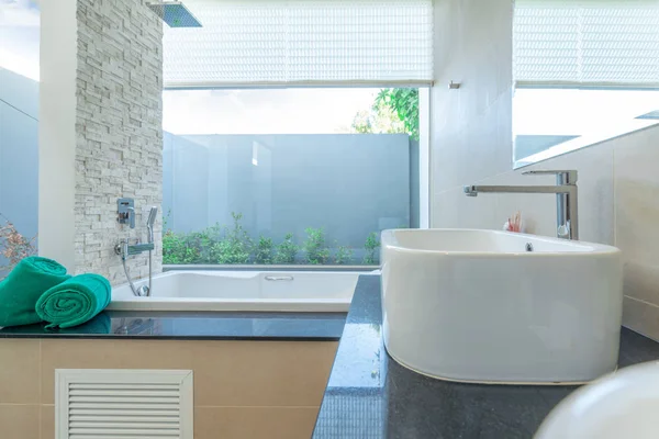 Salle de bain de luxe avec baignoire lavabo — Photo