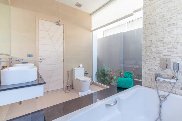 Luxury Bathroom Features Basin Toilet Bowl Bathtub Home House Building — стоковое фото