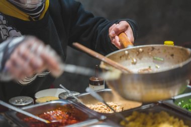 Şef Çin yemekleri pişiribiliyor