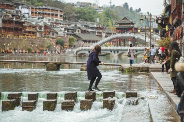 Çin'in eski kasabasında sabah akan nehirler var.