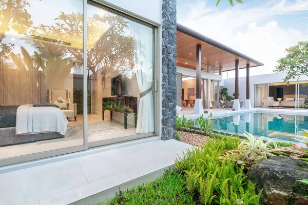 Дома или дома Внешний дизайн, показывающий тропический бассейн вилла с зеленым садом и спальней — стоковое фото