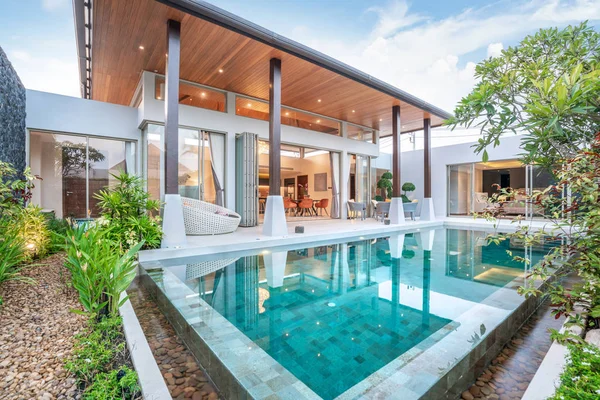 Casa o edificio de la casa Diseño exterior e interior mostrando villa piscina tropical con jardín verde — Foto de Stock