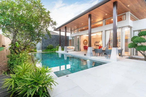 Casa o casa Design esterno che mostra villa piscina tropicale con giardino verde , — Foto Stock