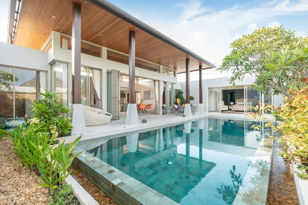 Casa o edificio de la casa Diseño exterior e interior mostrando villa piscina tropical con jardín verde —  Fotos de Stock