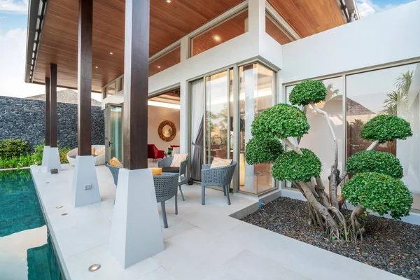 Casa o edificio de la casa Diseño exterior e interior mostrando villa piscina tropical con jardín verde — Foto de Stock