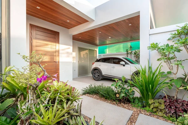 Real Estate garage parkeerplaats huis interieur exterieur — Stockfoto