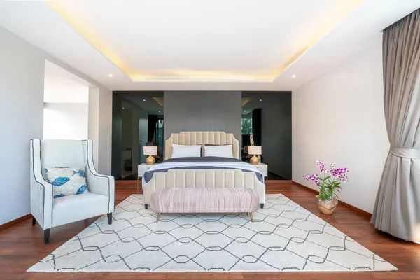 Bienes raíces de lujo de diseño interior en el dormitorio de la piscina villa con acogedora cama king . — Foto de Stock