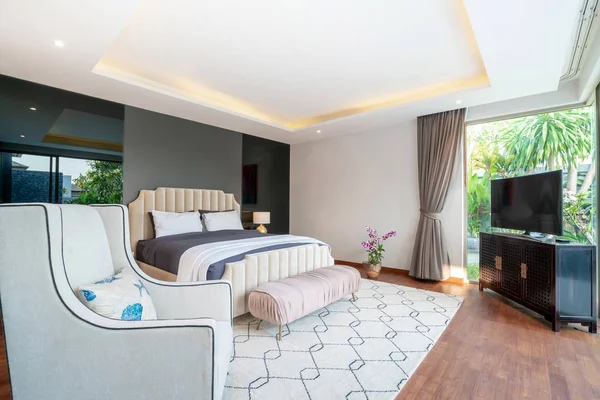 Bienes raíces de lujo de diseño interior en el dormitorio de la piscina villa con acogedora cama king . —  Fotos de Stock