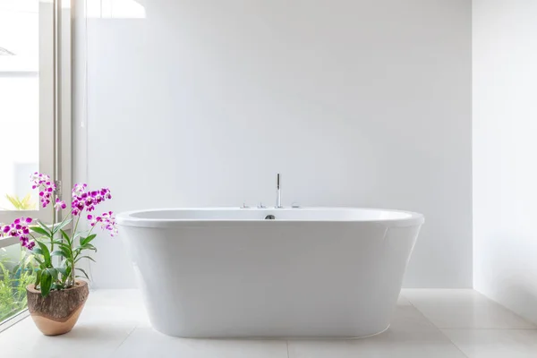 Luksusowa łazienka wyposażona jest w wannę z kwiatowym — Zdjęcie stockowe