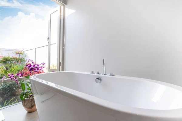 Luksusowa łazienka wyposażona jest w wannę z kwiatowym — Zdjęcie stockowe
