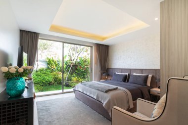 rahat kral yatak ile havuz villa yatak odasında iç tasarım