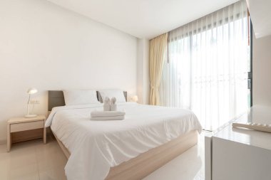 parlak alan ile yatak odasında iç tasarım