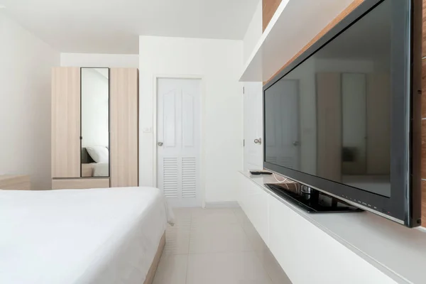 Televisión de diseño interior en el dormitorio con espacio luminoso —  Fotos de Stock
