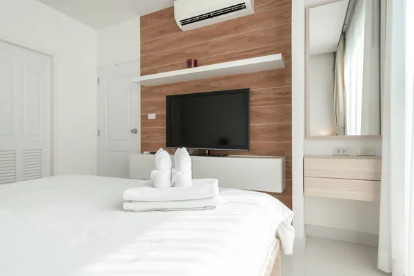 Televisión de diseño interior en el dormitorio con espacio luminoso —  Fotos de Stock