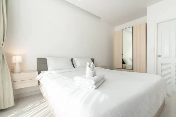 Diseño interior en dormitorio con espacio luminoso —  Fotos de Stock