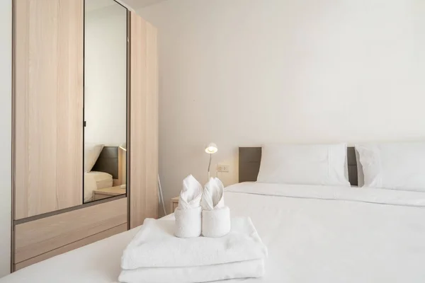 Diseño interior en dormitorio con espacio luminoso —  Fotos de Stock