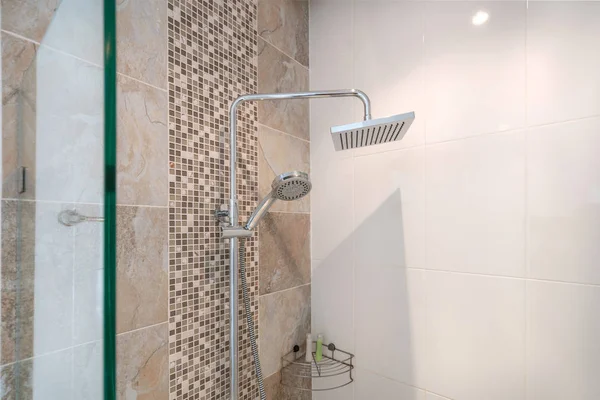Design intérieur salle de bain avec pomme de douche — Photo