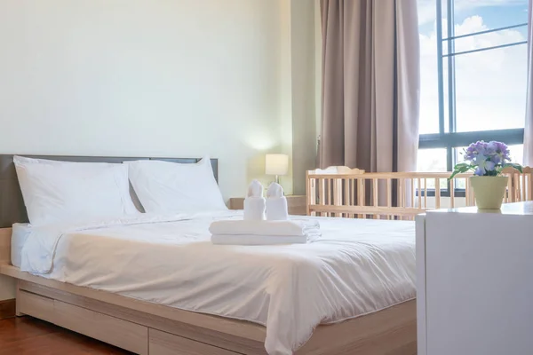 Diseño de interiores en el dormitorio de con colchón de bebé —  Fotos de Stock