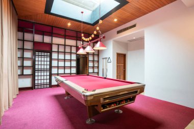 evde pembe snooker masa ile iç tasarım oturma odası