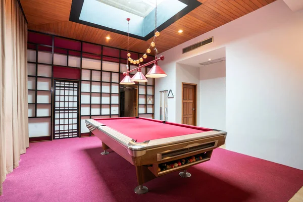 Дизайн интерьера гостиной с розовым бильярдным столом в доме — стоковое фото
