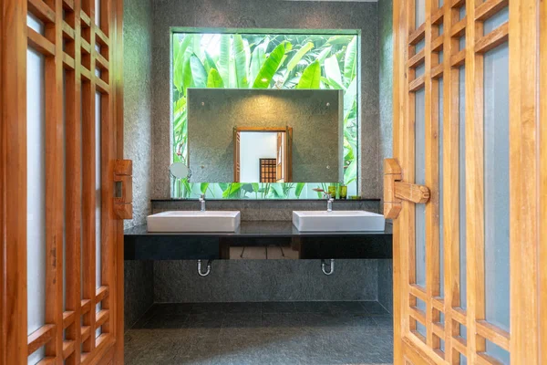 Salle de bain de luxe avec lavabo, toilettes dans la maison ou la maison — Photo