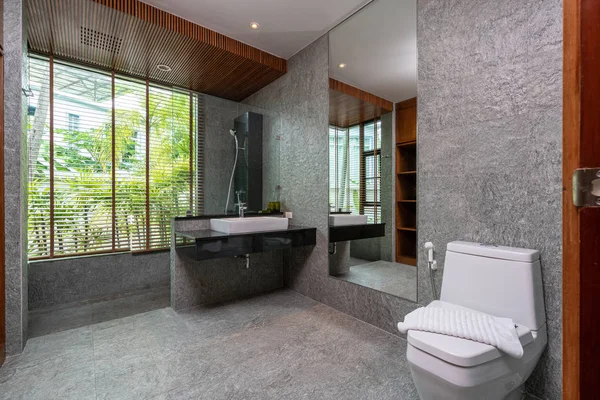 Salle de bain de luxe avec lavabo, WC — Photo