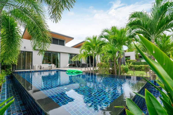 Casa o edificio de la casa Diseño exterior e interior mostrando villa piscina tropical con jardín verde — Foto de Stock