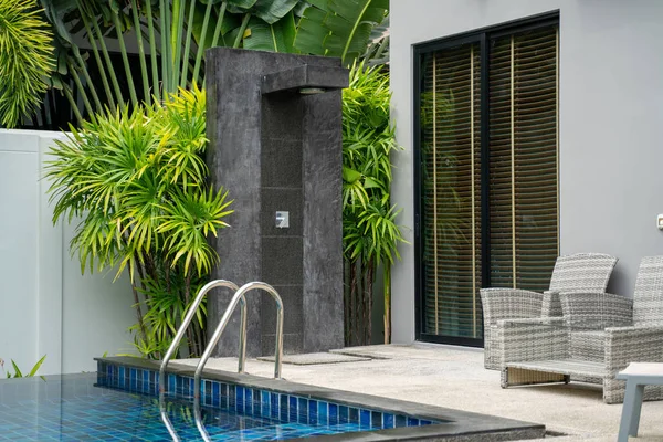 Cabezal de ducha exterior en la casa o edificio con jardín verde — Foto de Stock