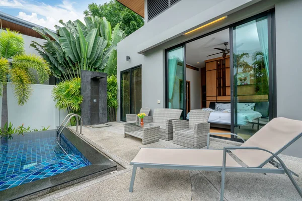 Casa o edificio de la casa Diseño exterior e interior mostrando villa piscina tropical con jardín verde — Foto de Stock