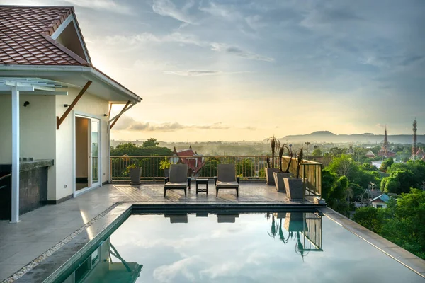 Casa o casa de diseño exterior que muestra villa piscina tropical con cama de sol — Foto de Stock