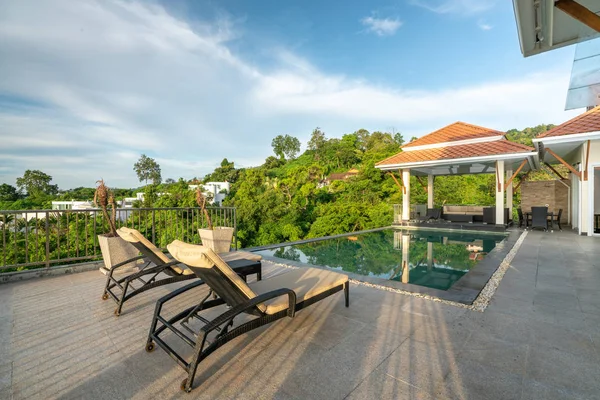 Casa o casa de diseño exterior que muestra villa piscina tropical con cama de sol — Foto de Stock