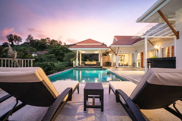 Dom lub dom zewnętrzny projekt przedstawiający tropikalną willę z basenem z solarium — Zdjęcie stockowe