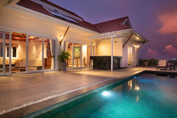 Casa o casa de diseño exterior que muestra villa piscina tropical con cama de sol — Foto de Stock