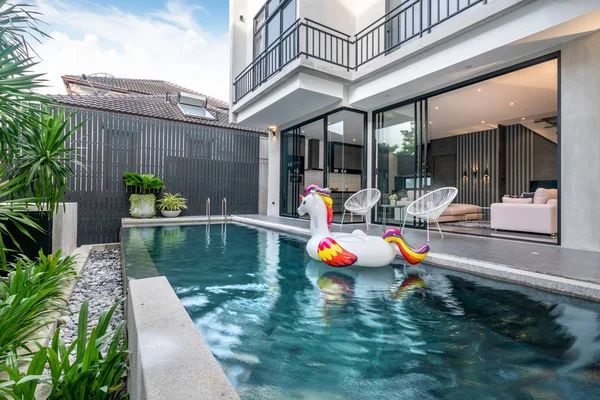 Casa exterior con piscina y unicornio flotante en la casa — Foto de Stock