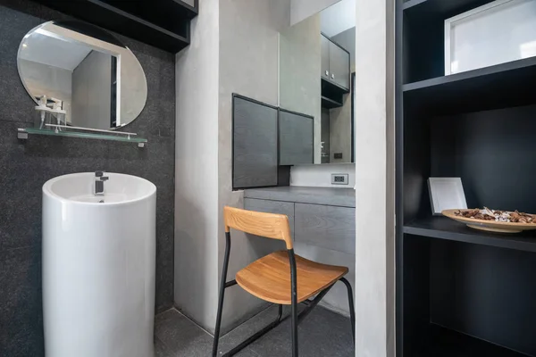Роскошная ванная комната с раковиной в доме — стоковое фото