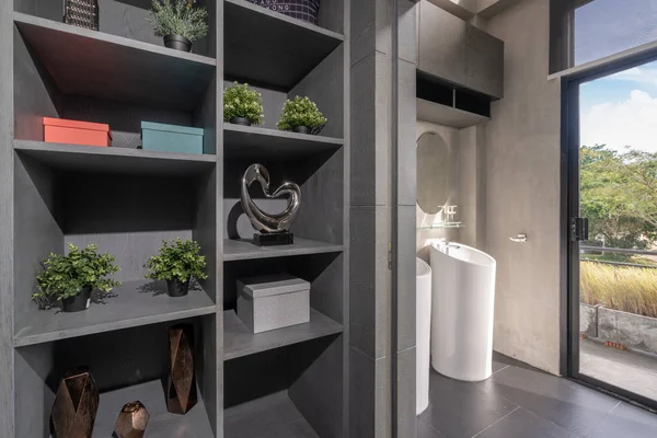 В роскошной ванной комнате есть умывальник, туалет в доме с отделкой — стоковое фото