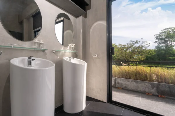 Luxus-Badezimmer mit Waschbecken, Toilette im Haus oder Wohnhaus — Stockfoto